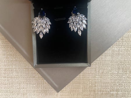 حلق ازرق مرصع باحجار الزيركون تصميم الماس