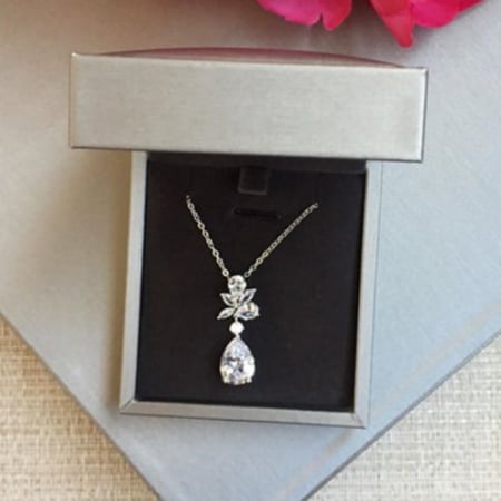 عقد مرصع باحجار الزيركون تصميم  الماس