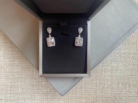 حلق مرصع باحجار الزيركون تصميم الماس