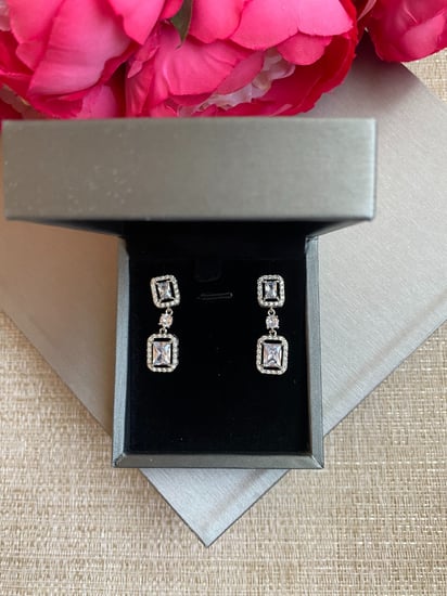 حلق مرصع باحجار الزيركون تصميم الماس