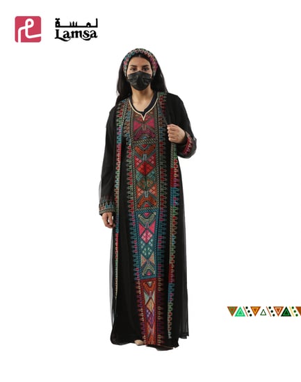 زي تقليدي تراثي مطرز بنقش السدو