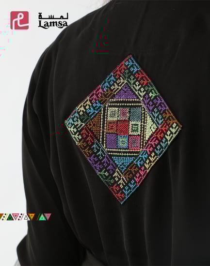 زي تقليدي تراثي مطرز بنقش السدو