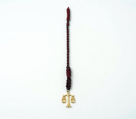 كركوشة الميزان باللون العنابي والزيتي