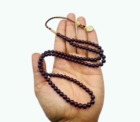 سبحة بكلايت نواعم 99 خرزه باللون العنابي بكركوشة الساعة