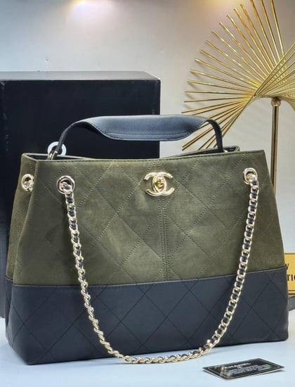 تشكيلة متنوعة من حقائب اليد نسائية من ماركة شانيل (Chanel)