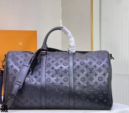 حقيبة سفر لويس فيتون Louis Vuitton Keepall Bandoulière باللون الأسود.