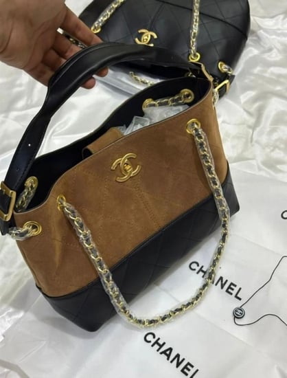 تشكيلة متنوعة من حقائب اليد نسائية من ماركة شانيل (Chanel)