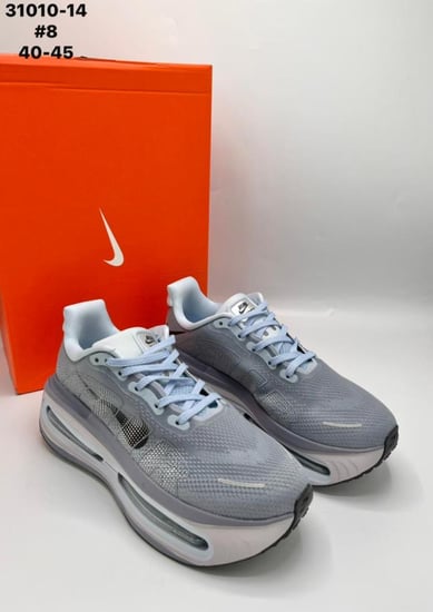 حذاء رجالي رياضي من نايك طراز Nike Vomero Premium باللون الازرق الفاتح