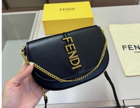تشكيلة متنوعة من حقائب اليد النسائية من ماركة فندي (Fendi)-موديل( Fendi Fendigraphy Wallet on Chain )