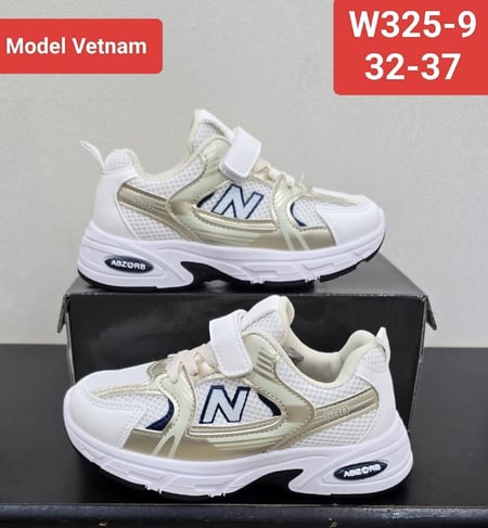 حذاء رياضي للأطفال من ماركة نيوبلانس"New Balance" ابيض-ذهبي