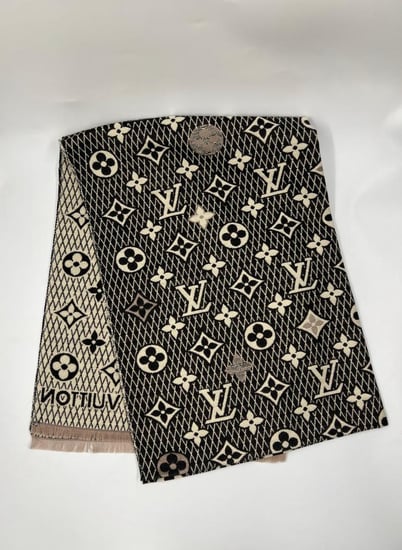 عروض حصرية من الشيلان النسائية (شتوية)من ماركة لويس فيتون(Louis Vuitton) طراز"Logomania Scarf"