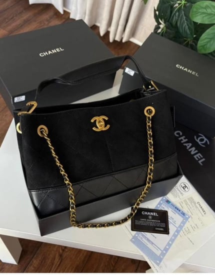 تشكيلة متنوعة من حقائب اليد نسائية من ماركة شانيل (Chanel)