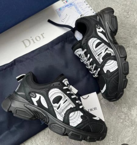 حذاء رياضي من ديور طراز كرونو مصنوع من قماش شبكي وألواح بيضاء بتأثير الجلد.  Dior Chro