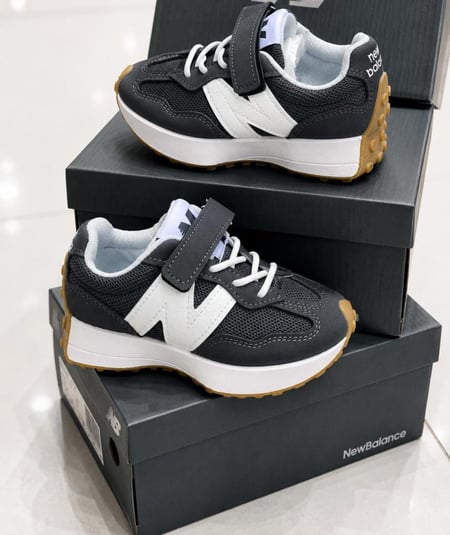 حذاء أطفال من ماركة نيوبلانس New balance