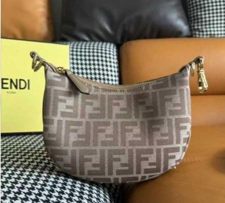 تشكيلة متنوعة من حقائب اليد النسائية من ماركة فندي (Fendi)-موديل (Mini Fendigraphy).