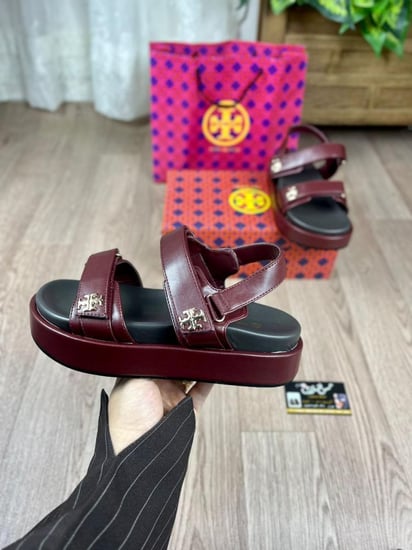 حذاء نسائي من ماركة توري بورش (Tory Burch)عنابي