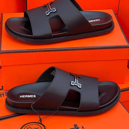 سليبر رجالي من ماركة هيرمز (Hermès)،