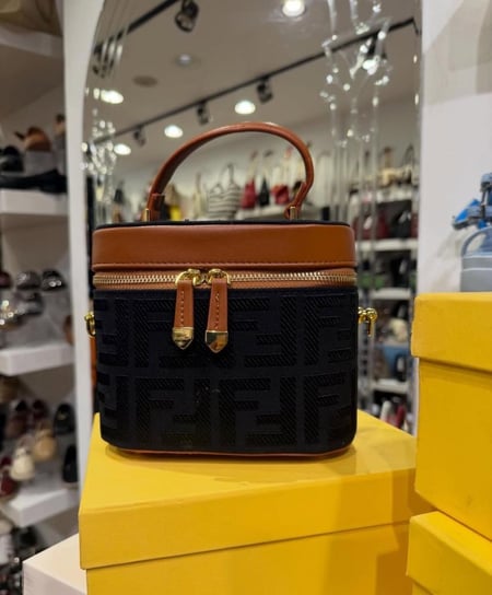 تشكيلة متنوعة من حقائب اليد النسائية من ماركة فندي (Fendi)-موديل (Fendi Vanity Bag)