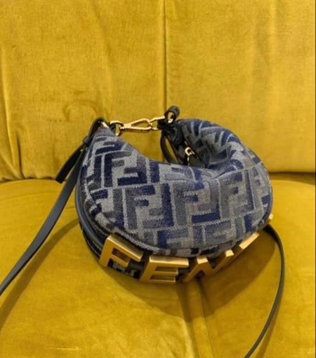 تشكيلة متنوعة من حقائب اليد النسائية من ماركة فندي (Fendi)-موديل (Mini Fendigraphy).