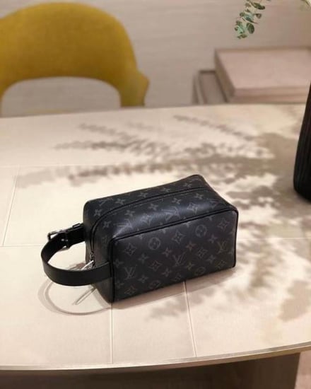 حقيبه رجالي من ماركة لويس فيتون(Louis Vuitton)موديل"Locker Dopp Kit"
