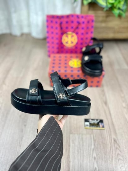 حذاء نسائي من ماركة توري بورش (Tory Burch)أسود –