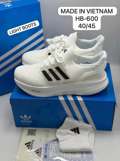 حذاء رجالي رياضي من ماركة أديداس Adidas لايت بوست باللون الأسود خطوط بيضاء.