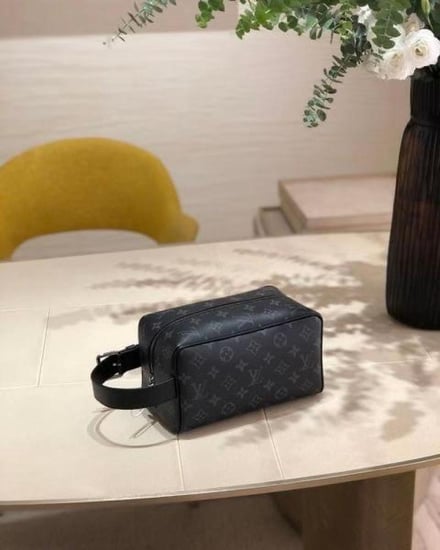 حقيبه رجالي من ماركة لويس فيتون(Louis Vuitton)موديل"Locker Dopp Kit"