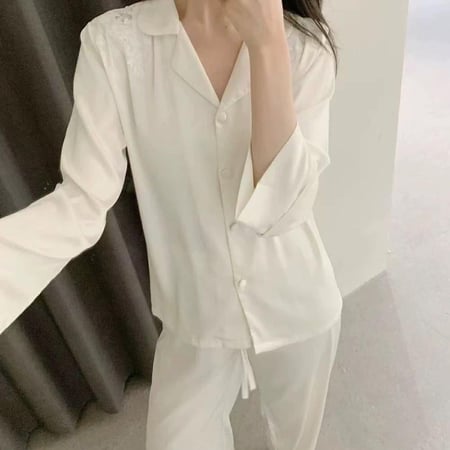 بيجاما الأناقة والفخامة من الساتان الفاخر مزيّنة بفصوص لامعة- أبيض