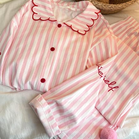 بيجاما  أنثوية مخططة بتفاصيل أنيقة