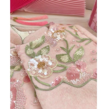 فستان أطفال مزين بنقشات وتطريز فاخر