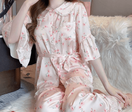 بيجاما الدلع من الساتان الفاخر المزين بطبعات الورد والدانتيل الأنثوي