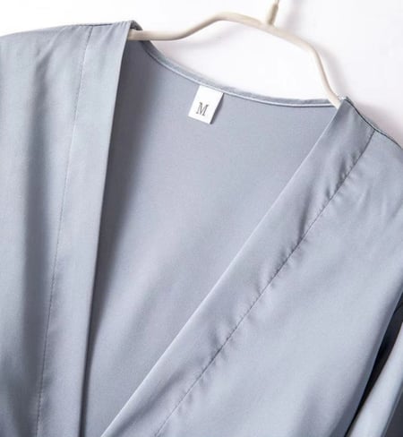 طقم  نسائي أنثوي ناعم من الحرير الجليدي مكون من 5 قطع،  بحشوات للصدر مزينة بالجبير الأنيق- 2 لون