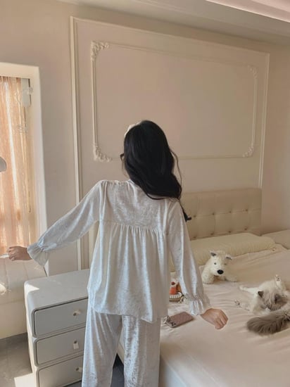 بيجاما المخمل الأنثوية مع الدانتيل الأنيق مكونة من 3 قطع-3 ألوان