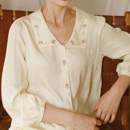 بيجاما ليموني بأكمام طويلة مزيّنة بنقشات الورد وأزرار اللؤلؤ الأنيقة