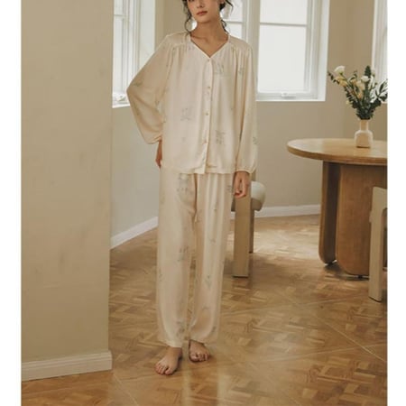 بيجاما أنيقة بأكمام طويلة مزيّنة بنقشات الورد وأزرار اللؤلؤ الأنيقة