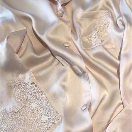 بيجاما الساتان الفاخر والجبير الراقي باللون الوردي