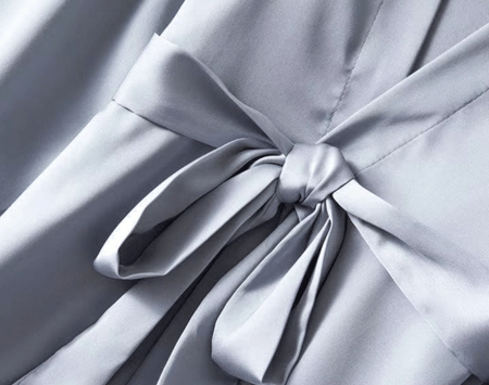 طقم  نسائي أنثوي ناعم من الحرير الجليدي مكون من 5 قطع،  بحشوات للصدر مزينة بالجبير الأنيق- 2 لون