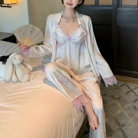 بيجاما الأناقة والفخامة من الساتان الفاخر