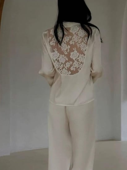 بيجاما الأناقة والفخامة من الساتان الفاخر مزيّنة بفصوص لامعة- أبيض