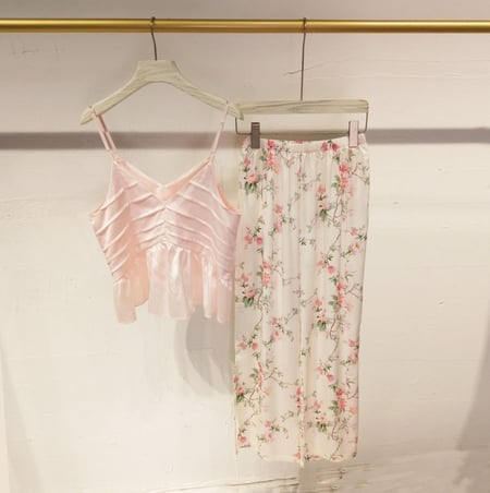 بيجاما الساتان الناعم والأنيق بتصميم أنثوي