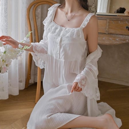 قميص من قطعتين مزين بالدانتيل الفرنسي واللؤلؤ بتصميم أنثوي وأنيق