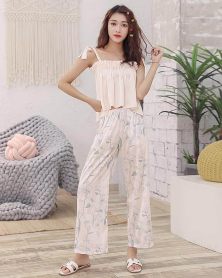 بيجاما أنيقة وأنثوية بفتحات أنثوية في الساق