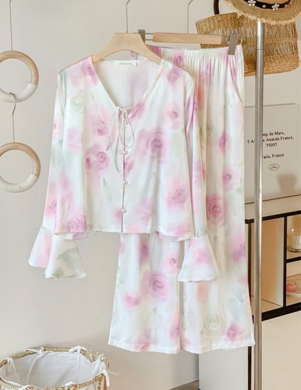 بيجاما الدلع من الساتان الفاخر والمزينة بأزار اللؤلؤ الأنيقة