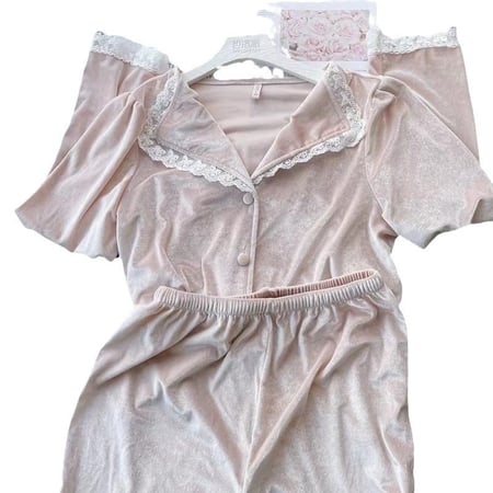 بيجاما المخمل الأنثوية مع الجبير الأنيق