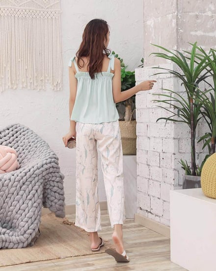 بيجاما أنيقة وأنثوية بفتحات أنثوية في الساق