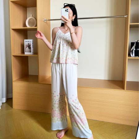 بيجاما الساتان الناعم والأنيق بأزار اللؤلو وطبعات أنيقة