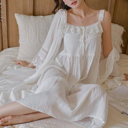 قميص من قطعتين مزين بالدانتيل الفرنسي واللؤلؤ بتصميم أنثوي وأنيق