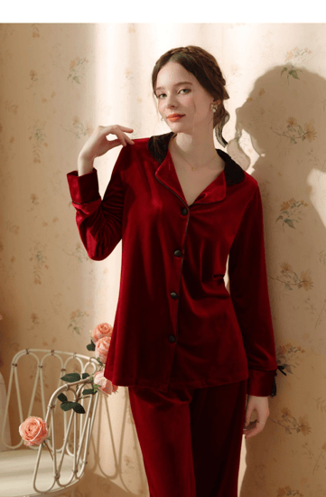 بيجاما المخمل الفاخرة بتفاصيل دانتيل أنيقة-( برغتدي- اخضر ملكي)