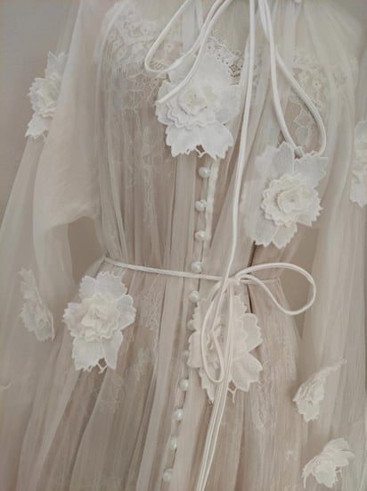 فستان من التل والدانتيل الفاخر