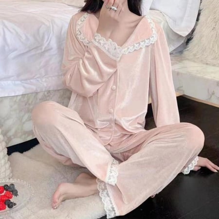 بيجاما المخمل الأنثوية مع الجبير الأنيق